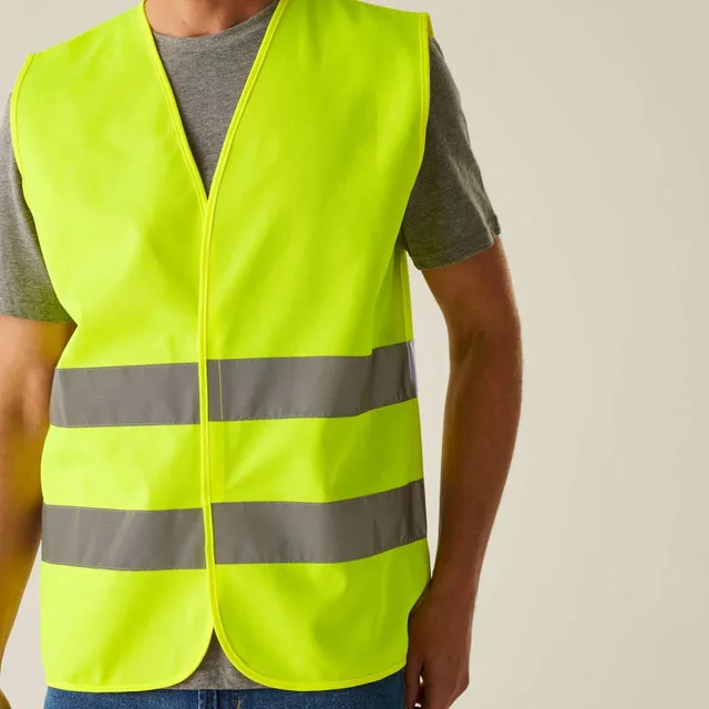 Regatta HI Vis Essential könnyen emblémázható férfi mellény (TRS255), modellen