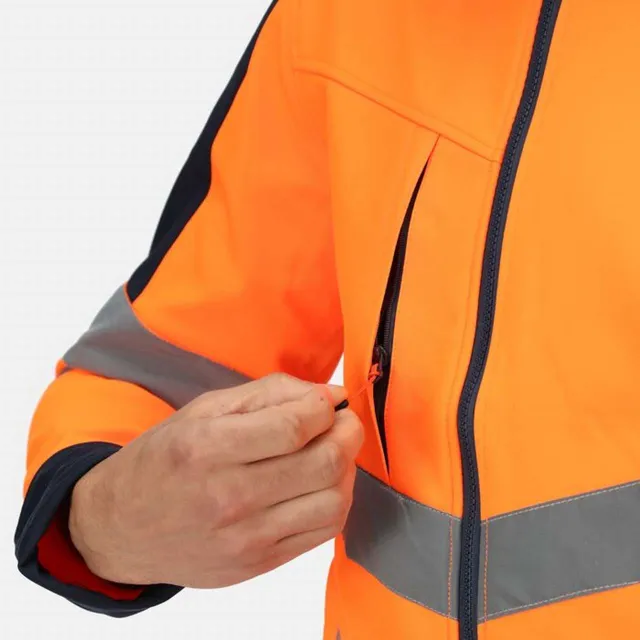 Regatta HI-Vis Pro 3 rétegű softshell (TRA625), modellen