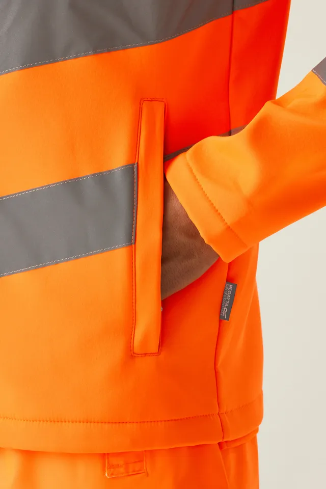 Regatta HI-Vis Pro Contract Ablaze kétrétegű férfi softshell dzseki (class 3) (TRA712), modellen