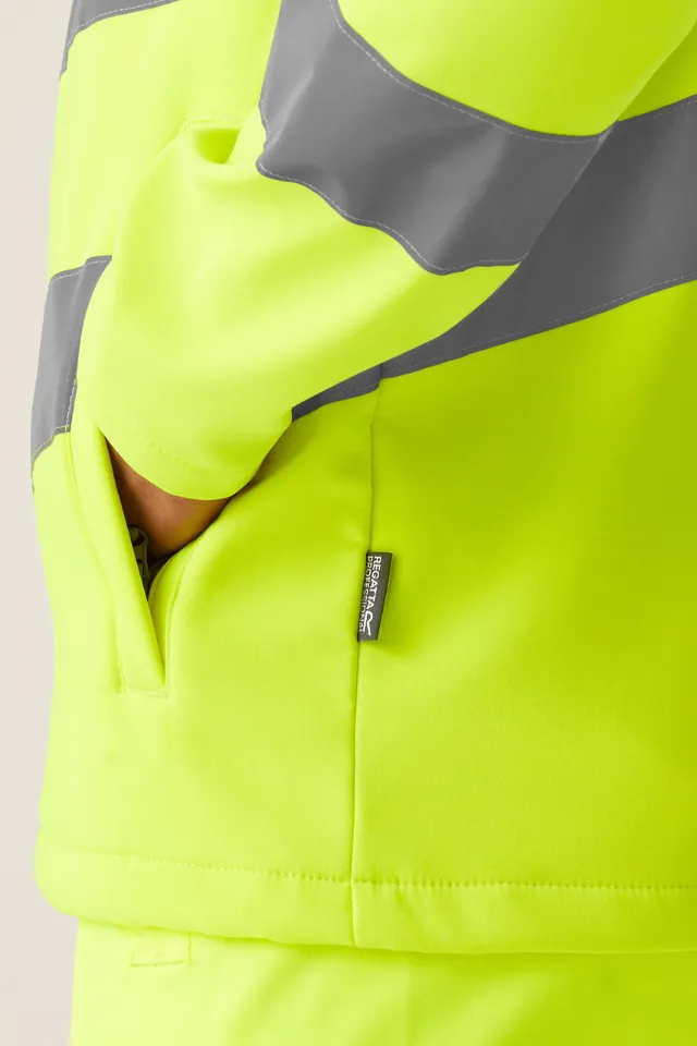 Regatta HI-Vis Pro Contract Ablaze kétrétegű férfi softshell dzseki (class 3) (TRA712), modellen