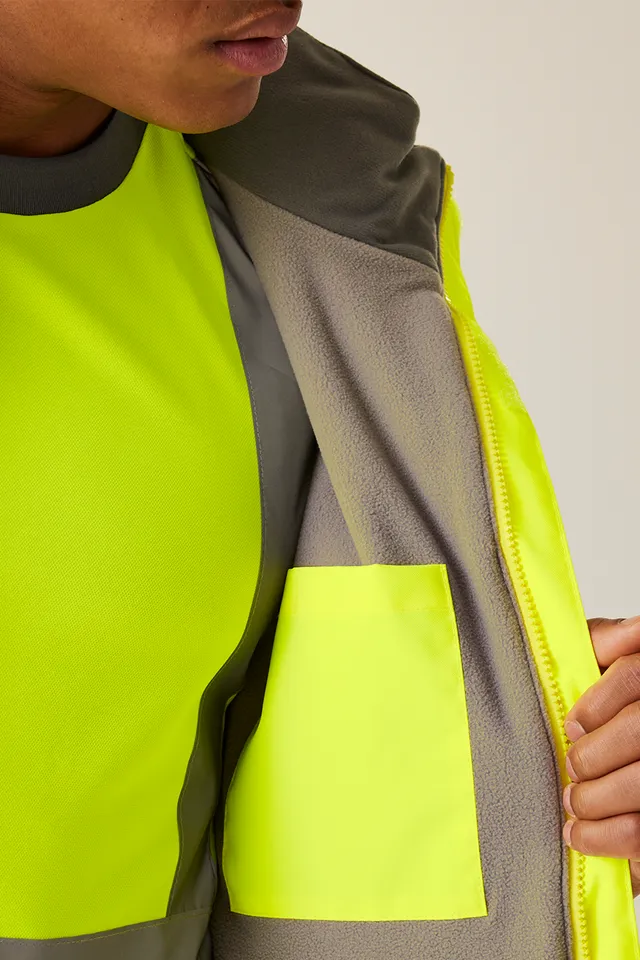 Regatta HI Vis Pro Contract Dover férfi dzseki (TRW457), modellen