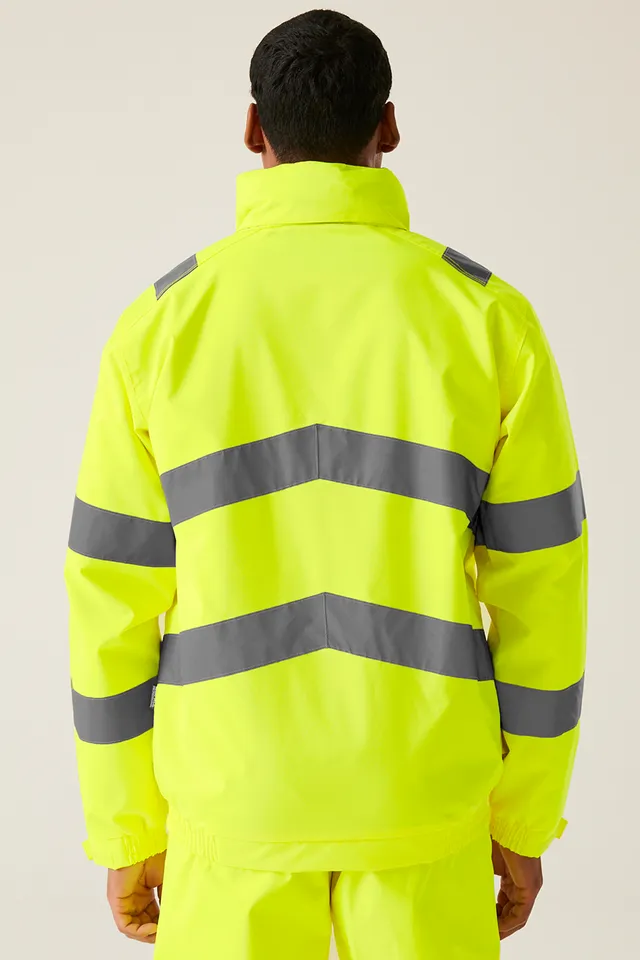 Regatta HI Vis Pro Contract Dover férfi dzseki (TRW457), modellen
