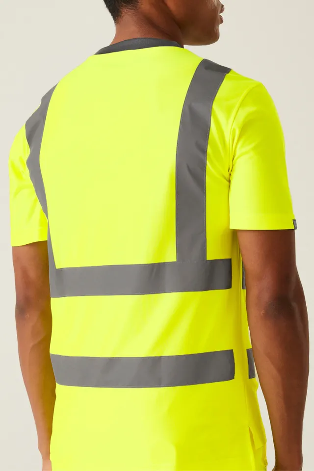 Regatta HI-Vis Pro Contract férfi póló (TRS270), modellen