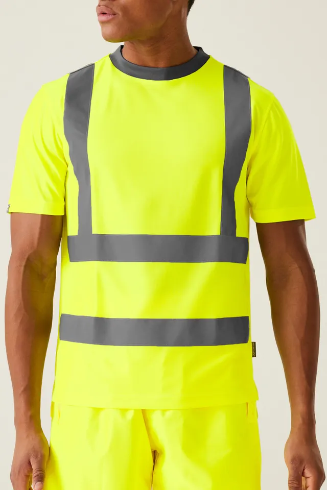 Regatta HI-Vis Pro Contract férfi póló (TRS270), modellen
