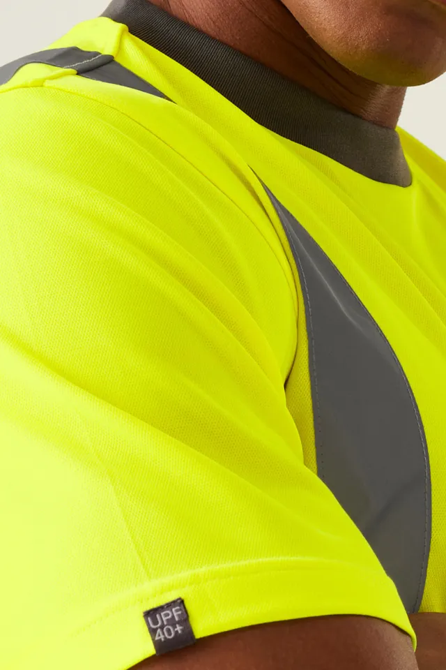 Regatta HI-Vis Pro Contract férfi póló (TRS270), modellen