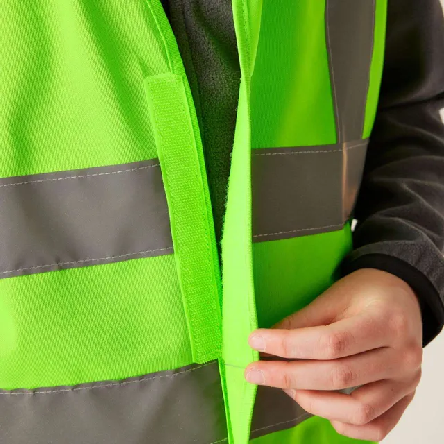 Regatta HI-Vis Pro Junior gyerek mellény (TRSA250), modellen