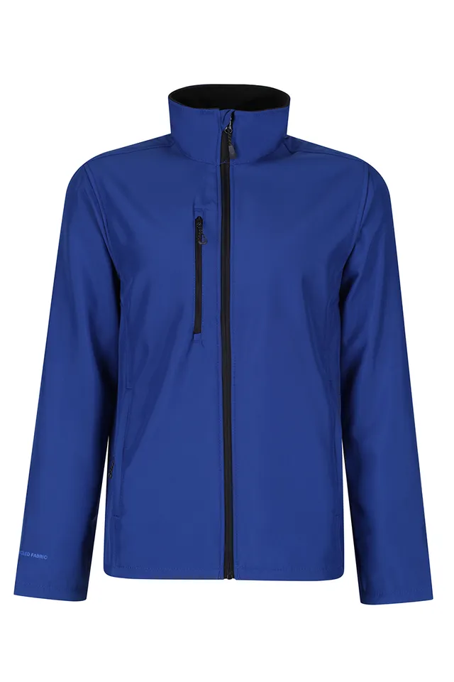 Regatta Honestly Made újrahasznosított emblémázható férfi softshell dzseki (TRA600), modellen