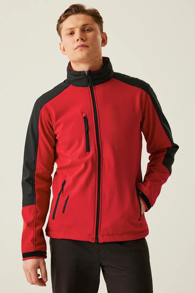 Regatta Hydroforce háromrétegű, membránnal ellátott kapucnis férfi softshell kabát (TRA650), modellen