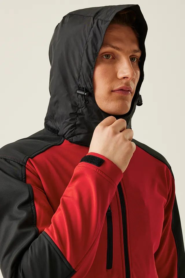Regatta Hydroforce háromrétegű, membránnal ellátott kapucnis férfi softshell kabát (TRA650), modellen