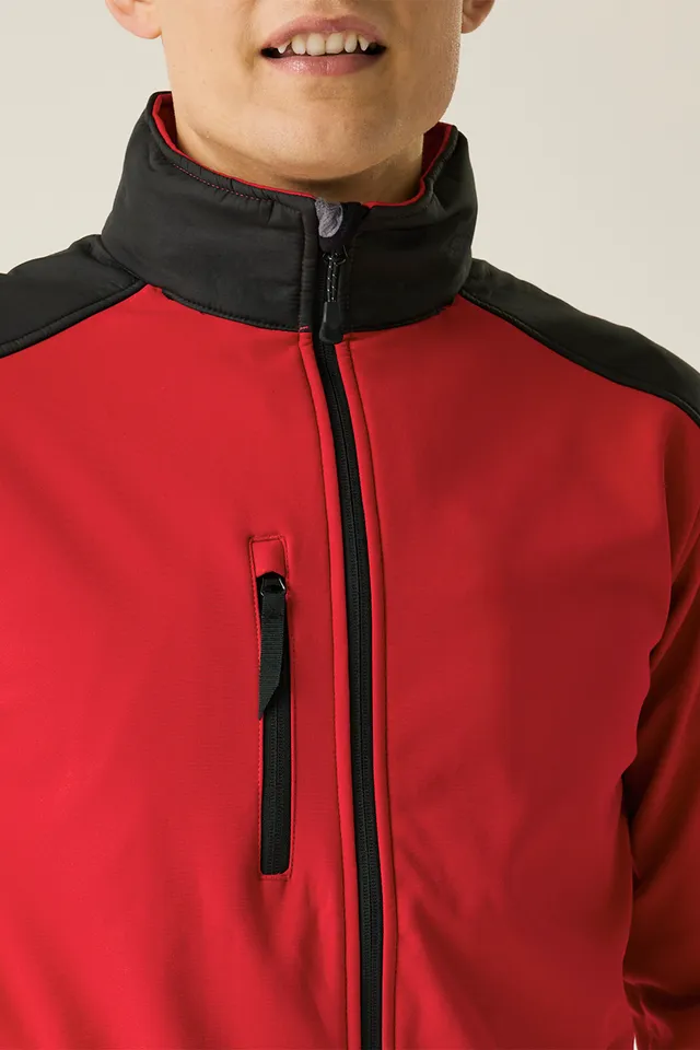 Regatta Hydroforce háromrétegű, membránnal ellátott kapucnis férfi softshell kabát (TRA650), modellen