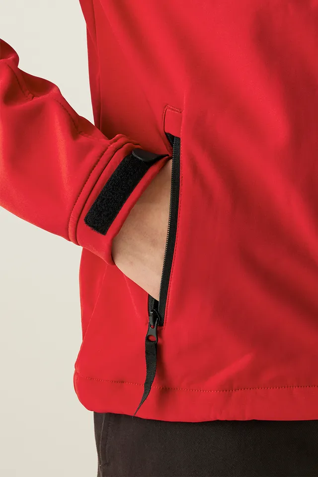 Regatta Hydroforce háromrétegű, membránnal ellátott kapucnis férfi softshell kabát (TRA650), modellen