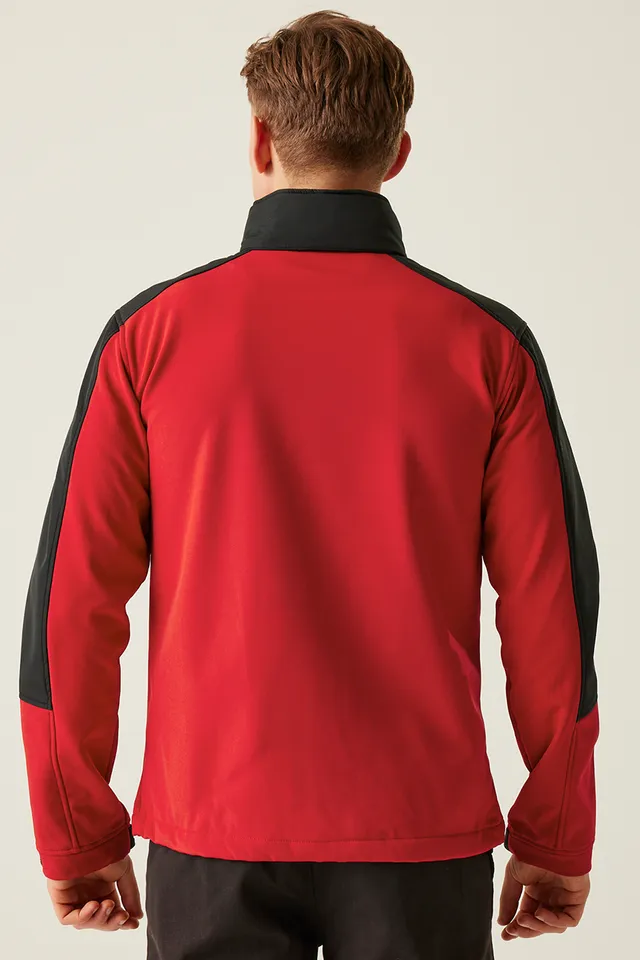 Regatta Hydroforce háromrétegű, membránnal ellátott kapucnis férfi softshell kabát (TRA650), modellen
