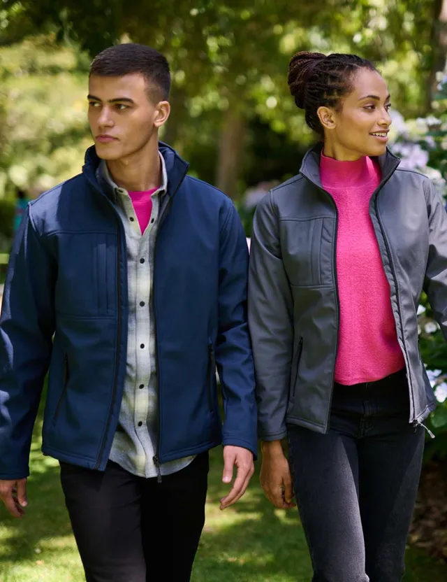 Regatta Octagon II nyomtatható háromrétegű membránnal ellátott férfi softshell (TRA688), modellen