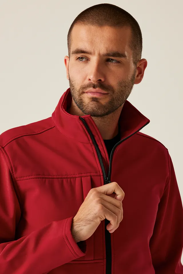 Regatta Octagon II nyomtatható háromrétegű membránnal ellátott férfi softshell (TRA688), modellen