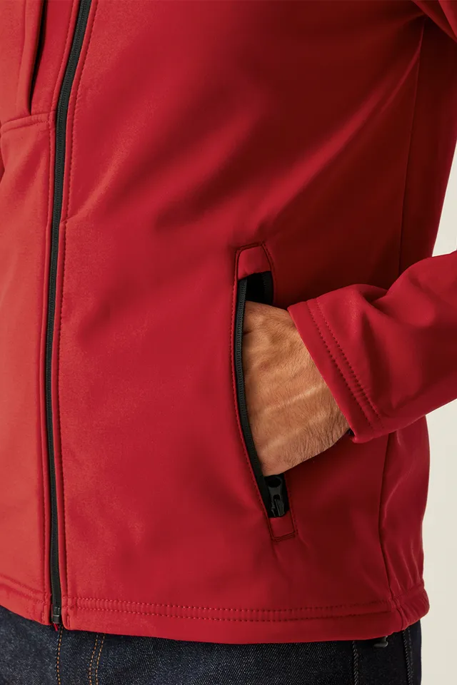 Regatta Octagon II nyomtatható háromrétegű membránnal ellátott férfi softshell (TRA688), modellen