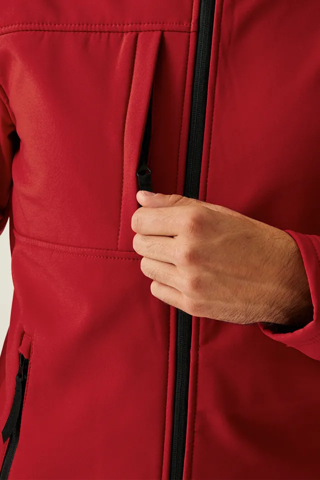 Regatta Octagon II nyomtatható háromrétegű membránnal ellátott férfi softshell (TRA688), modellen