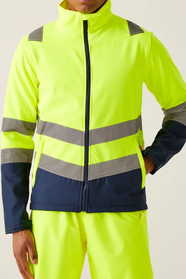 Regatta Pro HI-Vis férfi softshell dzseki (TRA722), modellen