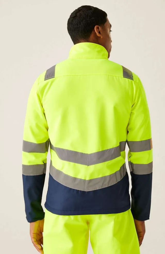 Regatta Pro HI-Vis férfi softshell dzseki (TRA722), modellen