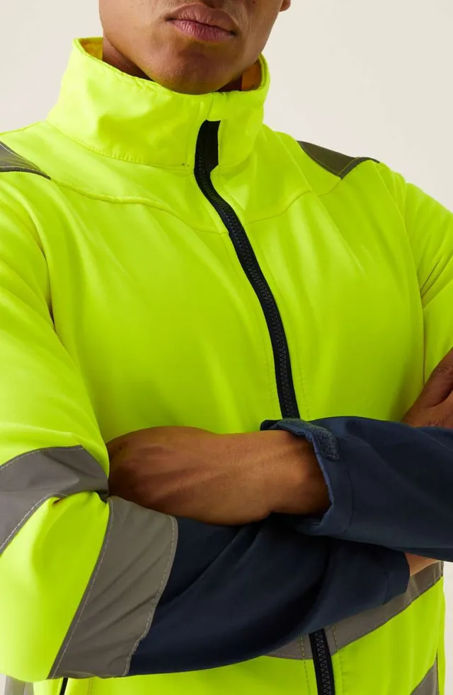 Regatta Pro HI-Vis férfi softshell dzseki (TRA722), modellen