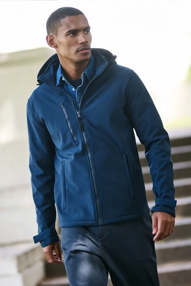 Regatta Venturer háromrétegű kapucnis nyomtatható férfi softshell dzseki (TRA701), modellen