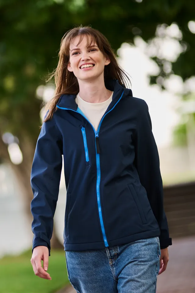 Regatta Venturer háromrétegű kapucnis nyomtatható softshell női dzseki (TRA702), modellen