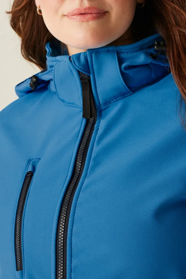 Regatta Venturer háromrétegű kapucnis nyomtatható softshell női dzseki (TRA702), modellen