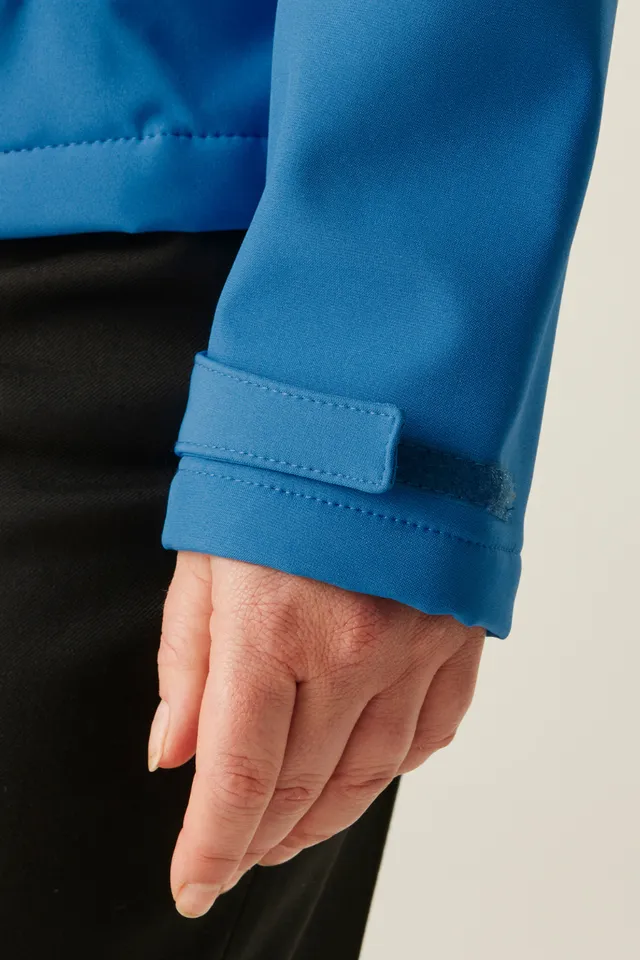 Regatta Venturer háromrétegű kapucnis nyomtatható softshell női dzseki (TRA702), modellen