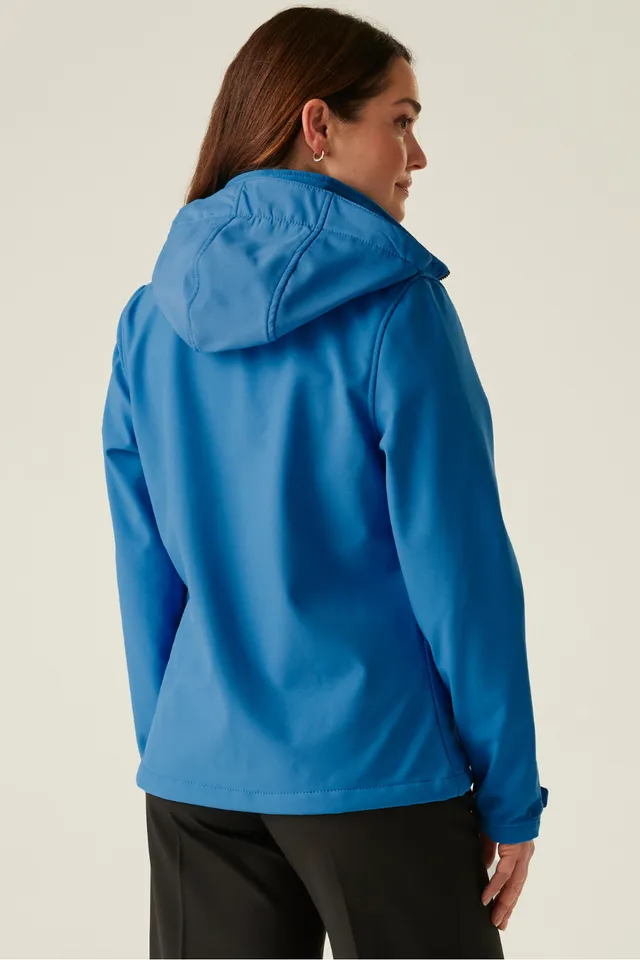 Regatta Venturer háromrétegű kapucnis nyomtatható softshell női dzseki (TRA702), modellen