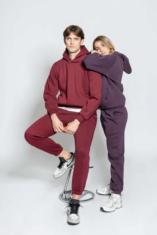 Vesti Mya - uniszex városi soft kapucnis pulóver (IT817T), modellen